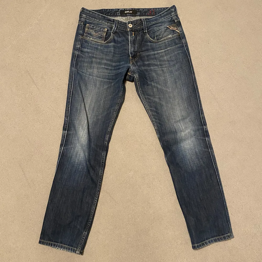 Vi säljer nu dessa eftertraktade Replay jeans i toppskick. Passformen är slim/regular fit. Hör av dig vid frågor!. Jeans & Byxor.