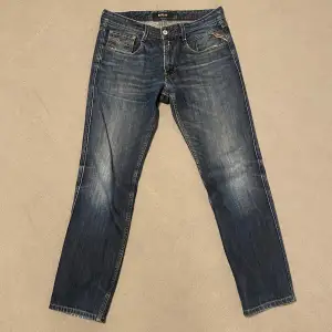 Vi säljer nu dessa eftertraktade Replay jeans i toppskick. Passformen är slim/regular fit. Hör av dig vid frågor!