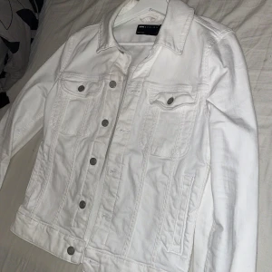 Jeansjacka  - Säljer min fräscha vita jeansjacka som jag inte använder längre.