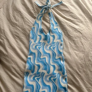 Mini klänning - Klänning från Gina. Knytning runt nacken. I fint skick! Bara att skriva för fler bilder 💫