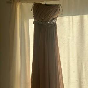 Forever yours balklänning 🤎🤍 paljett glitter bälte som man kan ta av. Aldrig använd. Storlek s 