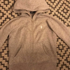 Säljer en ralph lauren  hoodie som jag inte använder längre. ❣️ - .