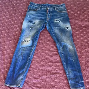 Riktigt fina jeans ifall man väljer att sticka ut lite så att säga😏, Jeansen har inga skador/fläckar och de befinner sig i topp skick, tar emot byten så passa på och kom med förslag😁