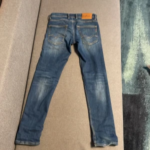 Replay jeans 29/32 - Replay jeans GROVER 29/32 straight fit Nypris 1500kr.  Är 177cm väger 60kg. Jeansen är i gott skick