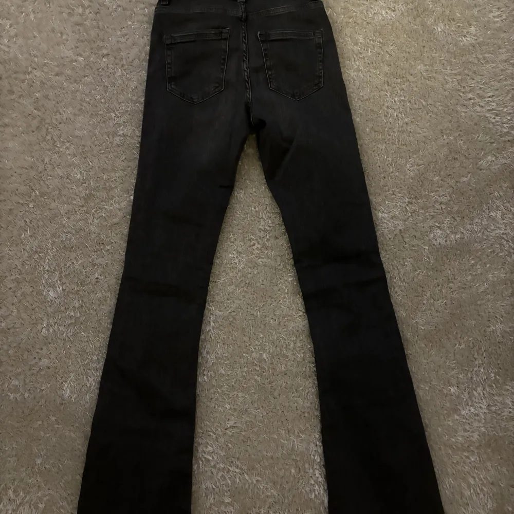 Midwaist grå jeans i storlek XS/32. Endast använda 2ggr🙌🏻  Använd gärna köp nu😽. Jeans & Byxor.