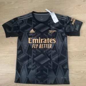 Fotbollströja  - Säljer helt ny Arsenal tröja 