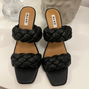 Klackar - Ett par snygga svarta klackar. Storlek 39 aldrig använt pågrund av lite för små för mig. 💗