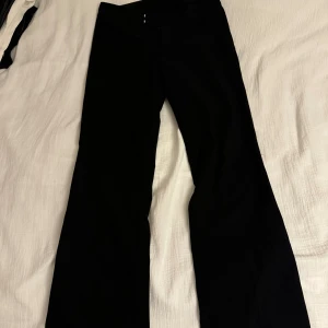 Finbyxor - Ett par finbyxor/kostymbyxor i storlek 38. Väldigt sköna och fina men kommer inte till användning. Midwaist och bootcut. 