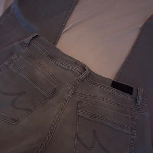 Ltb jeans - Säljer mina ltb jeans då de ej kommer till användning,de har en liten skada längt ner på högra benet annars i fint sick🩷 (Betalning sker endast via Swish)(köpare står för frakt)