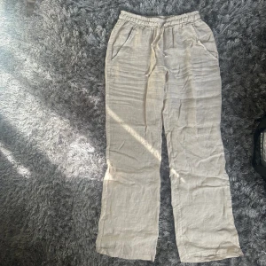 Linnebyxor  - Jättefina linnebyxor från Chelsea🤍 Köpta förra sommaren men aldrig använda🤍