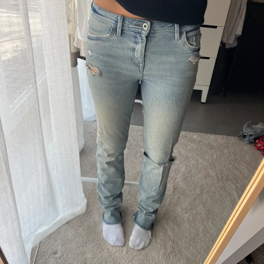 Coola raka jeans! De ser tightare ut då de är för små för mig men blir mer ”straight” på någon som har S i storlek. . Jeans & Byxor.