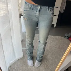 Coola raka jeans! De ser tightare ut då de är för små för mig men blir mer ”straight” på någon som har S i storlek. 