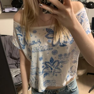 Blommig topp - Topp med tropiskt mönster, perfekt till sommarn🎀 Storlek S! Svarar gärna på frågor om mått, prisförslag osv❤️