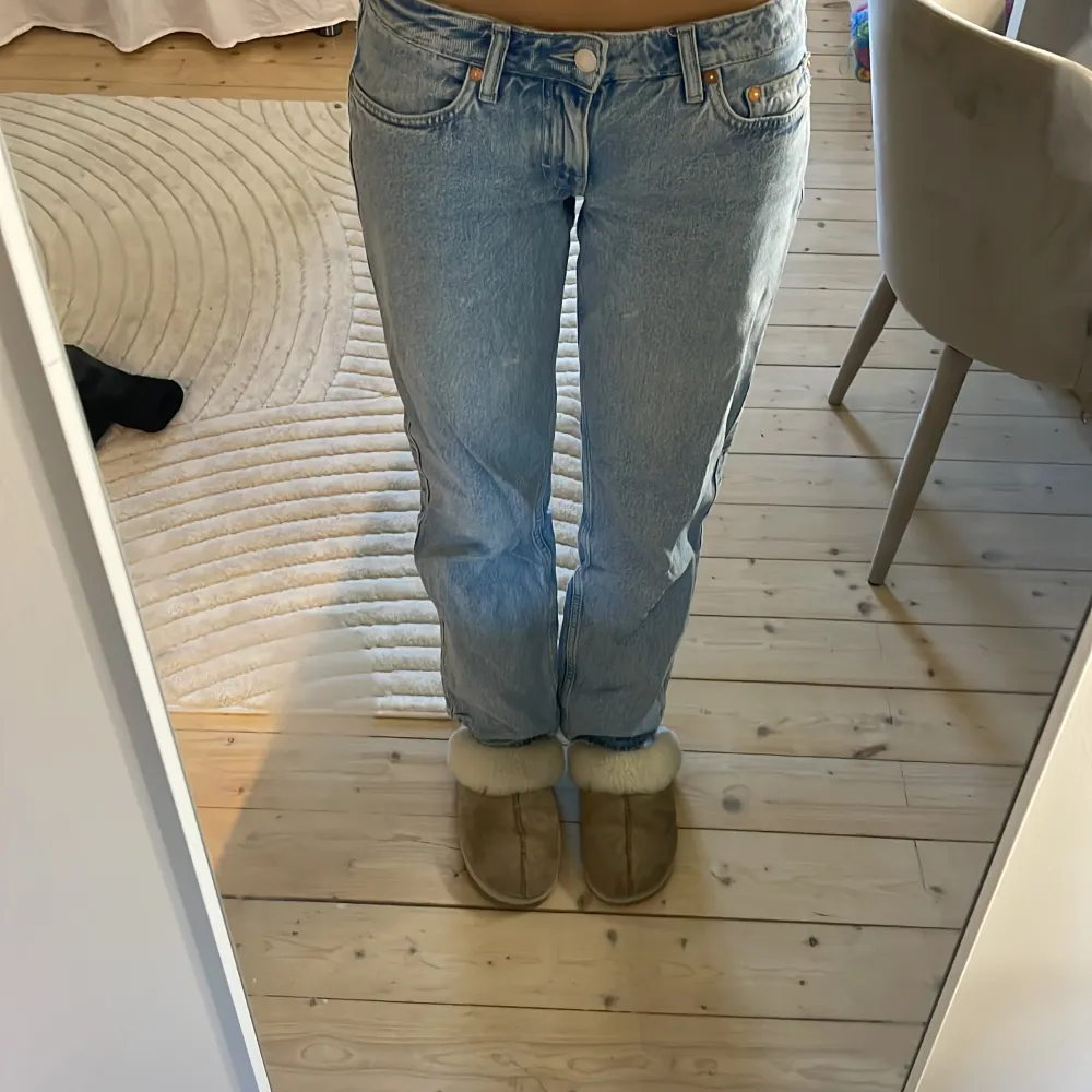 Säljer mina jeans ifrån weekday då jag tycker de är pågränsen för korta, knappt använda jag är 173 och längd 32 är pågränsen. . Jeans & Byxor.