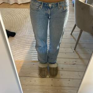 Säljer mina jeans ifrån weekday då jag tycker de är pågränsen för korta, knappt använda jag är 173 och längd 32 är pågränsen. 