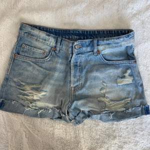 Säljer dessa jeans shorts med slitningar i nyskick! Säljer pga aldrig kommit till användning💞