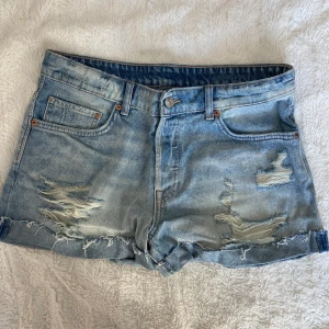 Jeans shorts med slitningar <3 - Säljer dessa jeans shorts med slitningar i nyskick! Säljer pga aldrig kommit till användning💞