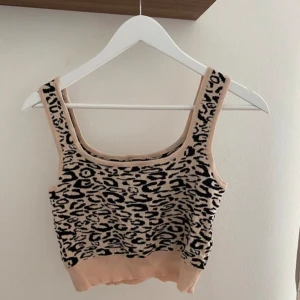 Topp - En topp som tyvärr aldrig kommer till användning. Fått i present och vet tyvärr inte märket. Passar både xs/s.
