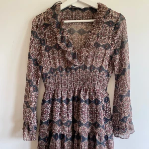 Zara klänning  - Säljer denna super fina volang klänning från zara. Storlek xs. Bra skick endast några söndringa sömmar🥰