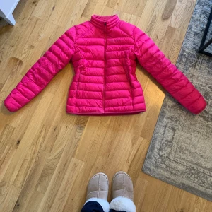 Jacka - Super snygg vind och skidjacka från Everest. I en trendig rosa färg. Kommer tyvärr inte till användning 