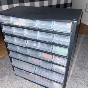 Förvaringslåda & på köpet berlocker och material🫶🏼 - Nu kan du få en förvarings box med massa olika storlekar på lådor och mycket får plats. Du får även med dug massor va berlocker och material till smycken på köpet. Detta är ett bra erdjudade och köpte de för ungefär 2000 hela bunten🫶🏼❤️