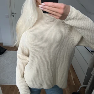 Stickad - Jättefin stickad som nästan aldrig har används❤️Tröjan är i en typ krämvit färg❤️