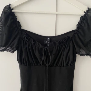 Motel Rocks klänning  - Miniklänning från Motel Rocks i bra skick. Klänningen har mesh tyg med små fjärilar över hela💗