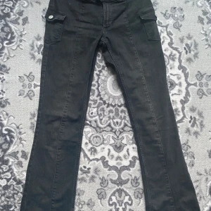 Brandy Melville liknande hm jeans❤️ - Säljer dessa jeans då jag knappt har på mig de! De är storlek 170 fast passar mig som har storlek 36 i jeans.de passar även storlek 34 och 32! Skriv för fler bilder eller passform!❤️