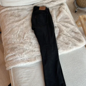 Levis 501 - Pris: 299kr Nypris: 1099kr W30 L30, Han är 182cm lång och väger 76kg på denna bilen 