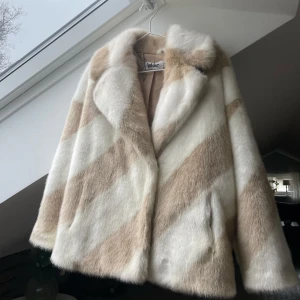 Pälsjacka - Säljer denna pälsjacka från Jackie. Beige och vita ”ränder”. Cirka 2 år gammal, inköpt för 1500kr.  Storlek: 36 Skick: Bra skick Pris: 600kr