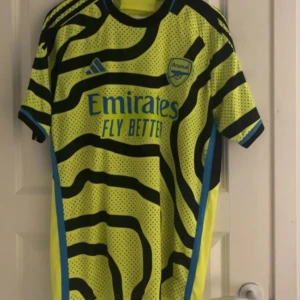 Arsenal Tröja - Säljer mig Arsenal tröja 23/34, då den är för stor. Skitbra skick och använd någon gång bara. Storlek L