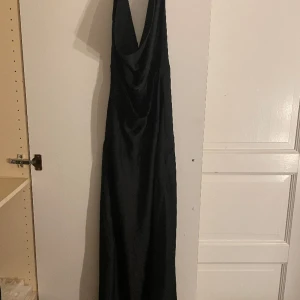 svart balklänning - säljer min fina balklänning då den inte kommer till användning! Den är lång i modellen med satin i materialet, Passar perfekt till fest, bal osv. 😍