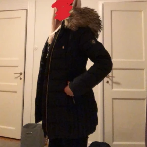 Hollies jacka - En superfin skön och varm dunjacka med äkta päls. Den är bra i skicket. Säljer den pga att ja ska byta stil. Hör av er om ni har några funderingar 💕