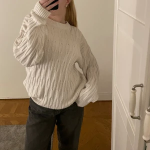 Vit stickad  - Helt oanvänd vit stickad från bikbok!