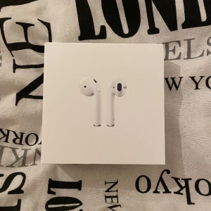 Air p0ds - Säljer dessa då jag fick två par i julklapp, har öppnat paketet men allt finns på plats som det var när jag öppnade det. Hör av dig ifall du är intresserad:)