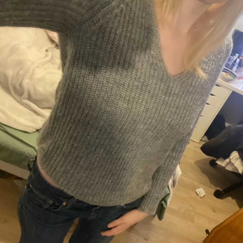 En grå stickad tröja. Har ganska många liknande så tänkte sälja en av de.🩷 passar mig som är strl s och 174. Skriv gärna vid funderingar.☺️. Neuleet.