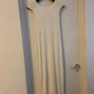 Vit rak långklänning med öppen rygg - Superfin maxiklänning med öppen rygg. Storlek:S  Från: Gina Tricot Aldrig använd 