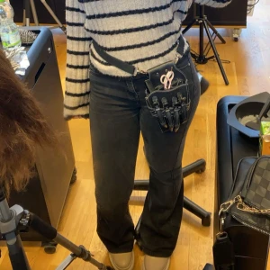 Jeans  - Jätte fina jeans använda några gånger är i bra skick som är grå/svarta och nypris är 