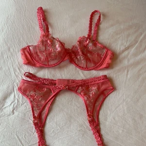 Underkläder lounge underwear - Oanvänd bh och strumphållare från Lounge underwear. Bh i storlek 75c och strumpbandshållare i storlek S