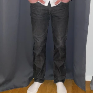 J.Lindeberg Jeans i nyskick - Säljer nu ett par J.Lindeberg jeans i nyskick, 9/10. Perfekt passform och snygg färg som passar till allt året om, inga skador. Nypris 1299 mitt pris 499kr, förhandlingsbart vid snabb affär, paketpris kan fixas!