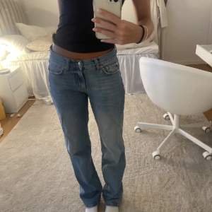 Jättesnygga lågmidjade jeans från Gina Tricot🩵