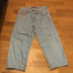 Empyer baggy jeans lite slitna - Vita empyers dom har jette små hål på fickorna men man ser dom typ inte,sen är dom sönder längst ner när jag har gått med dom. Dom passade på mig när jag var typ 150 så dom är ganska små