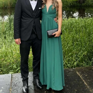 Balklänning - Köpt på Ivory Field för 1899kr. Använd en gång på bal. Jag är 176 cm lång 🥰 Sytt ihop v-ringningen med några stygn, men går lätt att sprätta upp om man önskar den djupare.