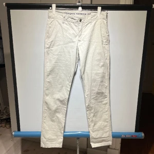 Pelle P chinos - Säljer ett par riktigt snygga chinos från Pelle P i en slim fitt. Precis ej lår tight. Storlek 30. Utmärkt skick utan defekter o skador. Ser ut o känns som nya. En beige, grå, vit blandad färg.