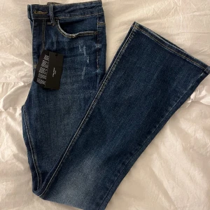Bootcut jeans  - Säljer mina helt oanvända bootcut som är highwaist och stretchiga! De kommer tyvärr inte till användning..🩷 Storlek: 28/32  Nypris 500kr