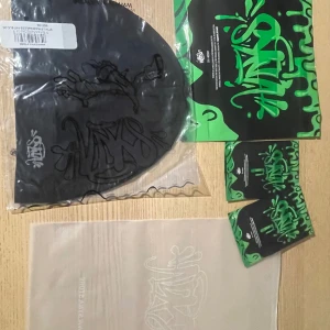 Syna-world beanie - Helt ny Syna-World beanie(svart) Till mössan så tillkommer påsar med syna-World logga, stickers samt 1 random items. Bra passform, o lätt att tvätta.  Hör gång av dig om du har några frågor