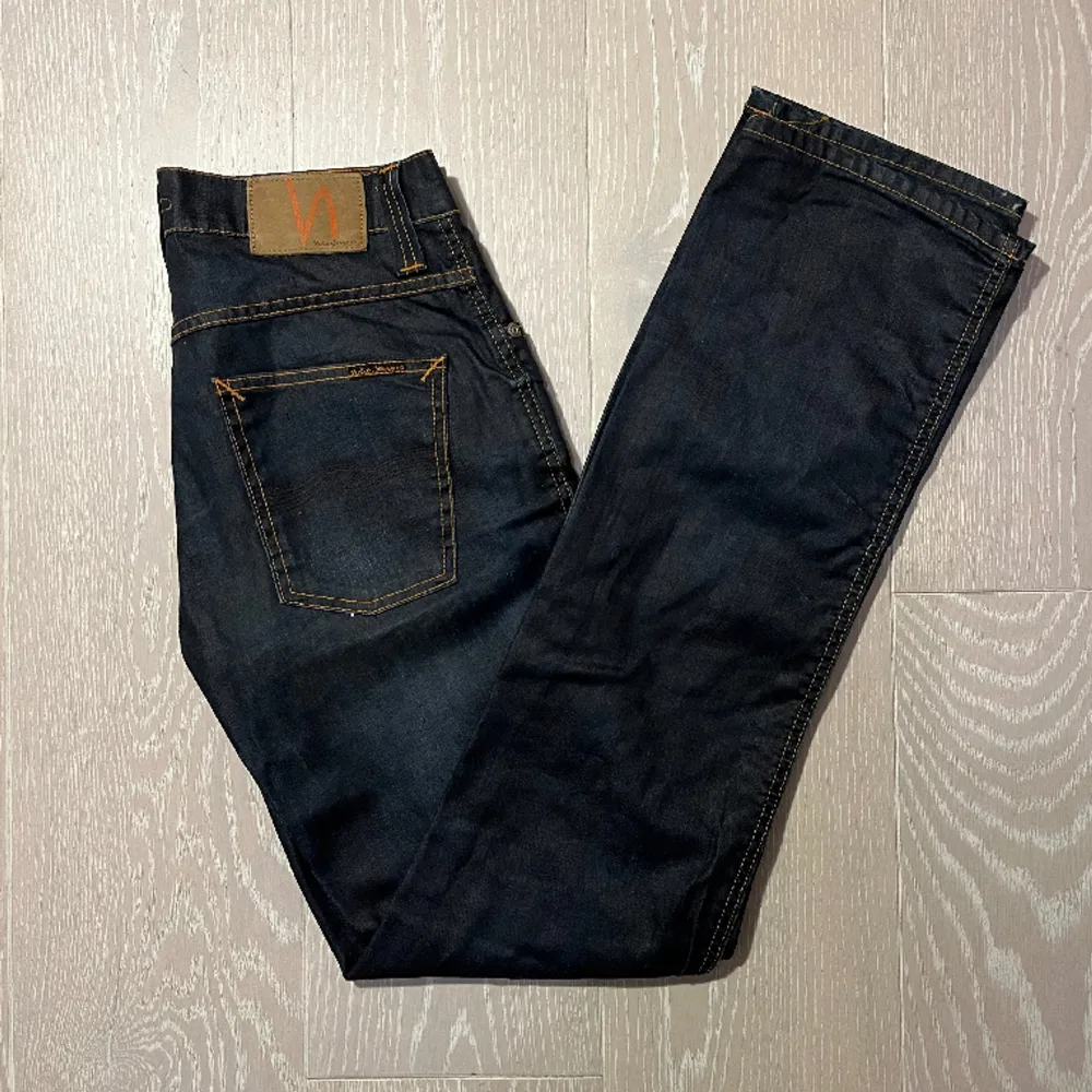 NUDIE JEANS - Slim jeans med slitningar - Storlek 30/32 - Skick 7/10 - Nypris ca 1600kr, vårt pris 349kr - Mer info samt bilder finns DM - Tveka inte att höra av er vid eventuella frågor!. Jeans & Byxor.