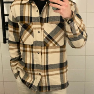 Oanvänd Flanell overshirt från HM - Oanvänd flanell overshirt från hm. Fodrad. Storlek S men stor i storleken