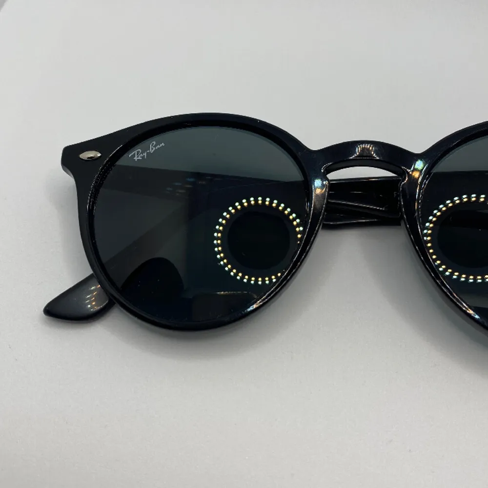 Solglasögon från Ray-Ban, modell 2180.  Storlek: 4921 Material: Plats Nypris: 3000 SEK Använd, men utan anmärkning.  Kommentar från säljaren: Solglasögon Ray Ban 2180. Accessoarer.