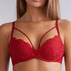 Intimissimi bh 75C - Sexig och fin Intimissimi bh, banden över brösten går att justera upp och ner beroende på vilken storlek brösten är, jätte skön och helt oanvänd ligger fortfarande i paketet och har lappen kvar! byta mot något kan diskuteras.Slut såld i butik!